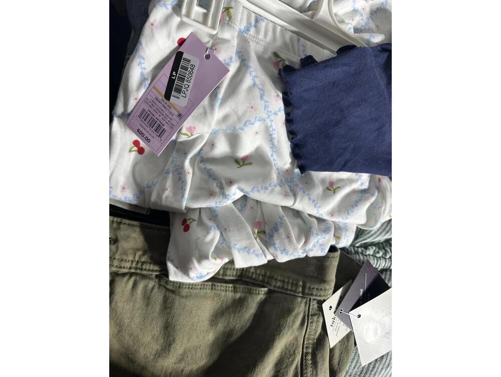 20 Pc Women’s Clothing Lot NWT Target Sizes S-XL Sweaters Jeans Boutique Resell - Picture 8 of 8